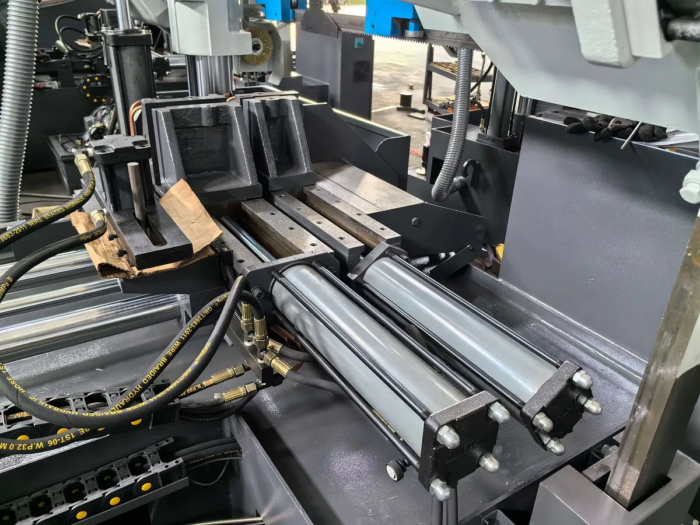 Фото 2 - MetalTec MBS 430 CА автоматический колонный ленточнопильный станок.